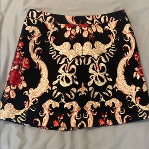 Short skit with embroidered pattern